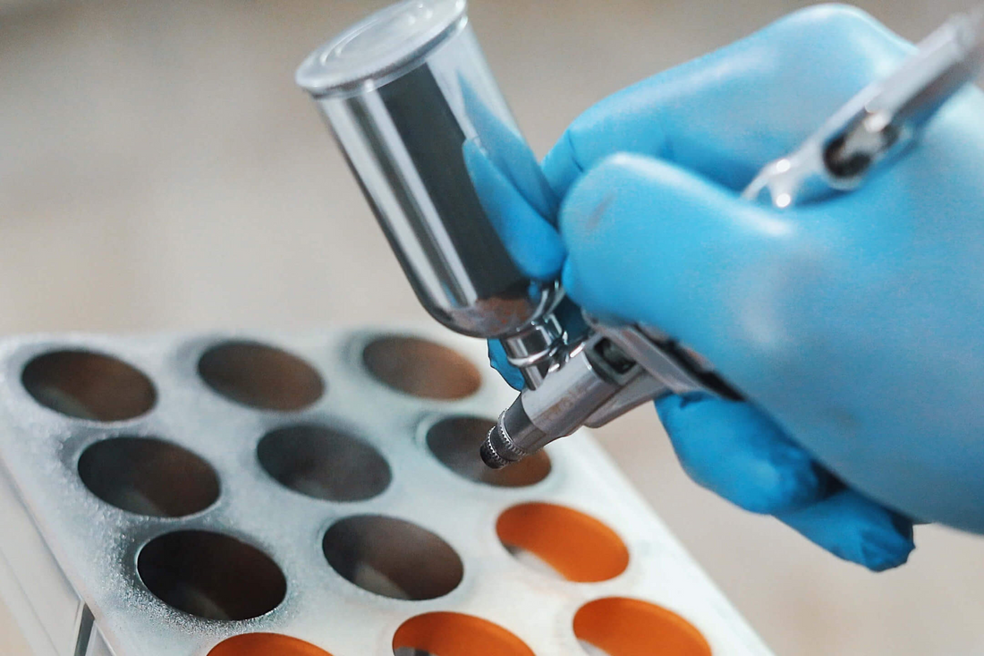 pulvérisation de colorant chocolat